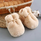 Weiche Baby-Plüschsockenschuhe mit Sohle